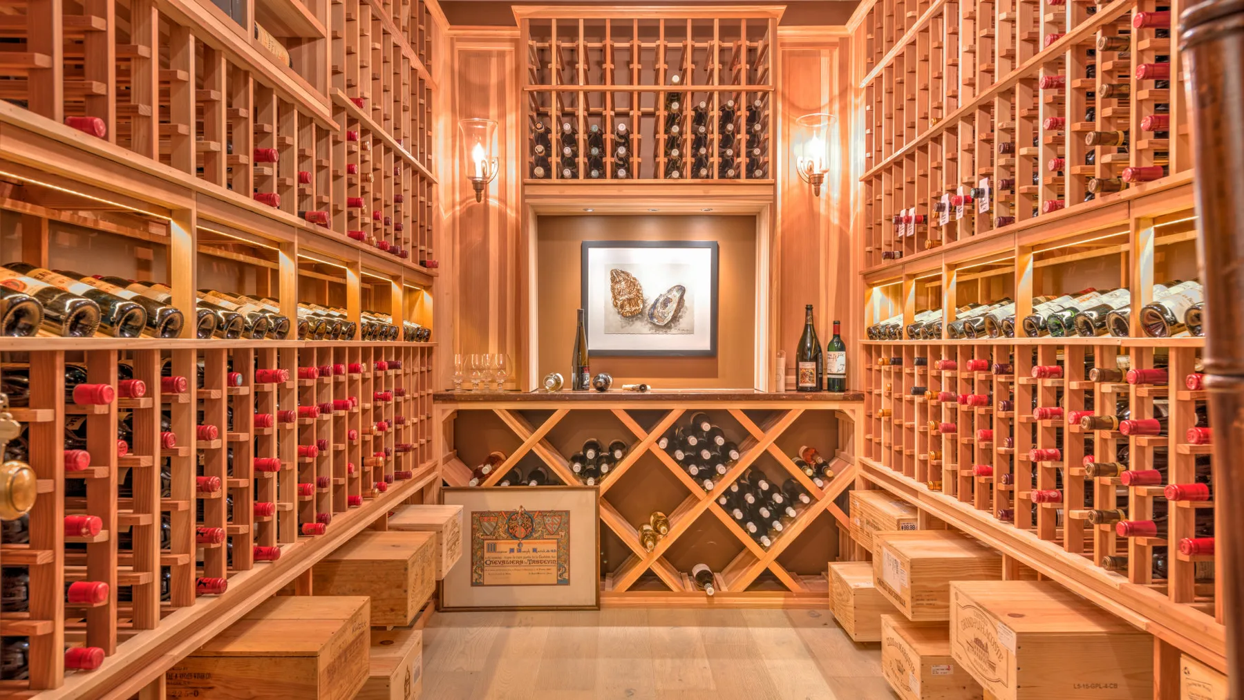 Una bodega de vinos con estantes de madera llenos de botellas y cajas de almacenamiento.
