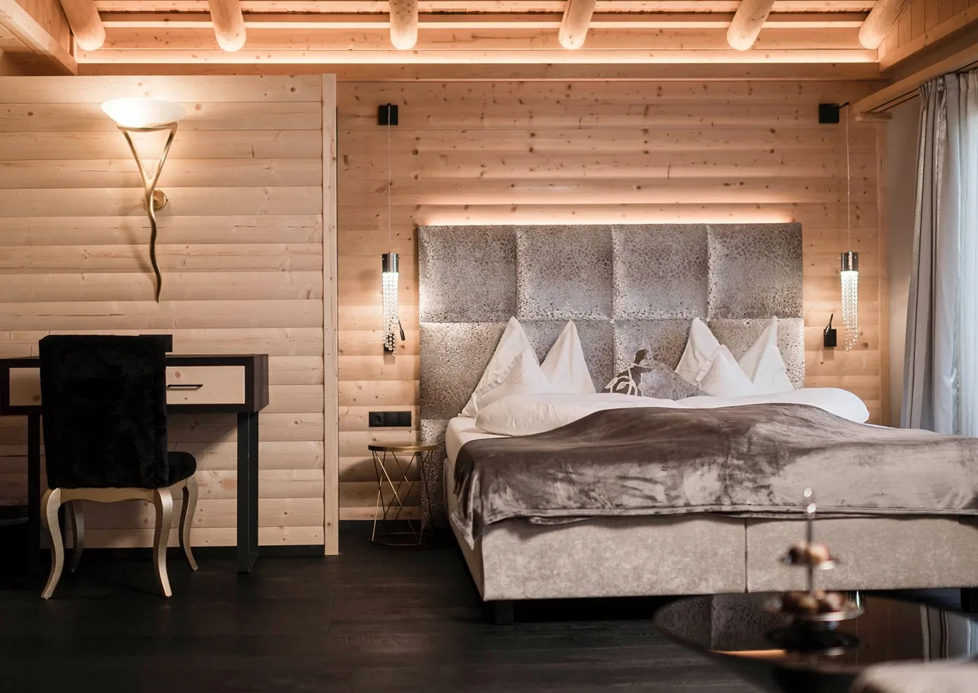 Suite Alpine Lifestyle bedroom and work area.