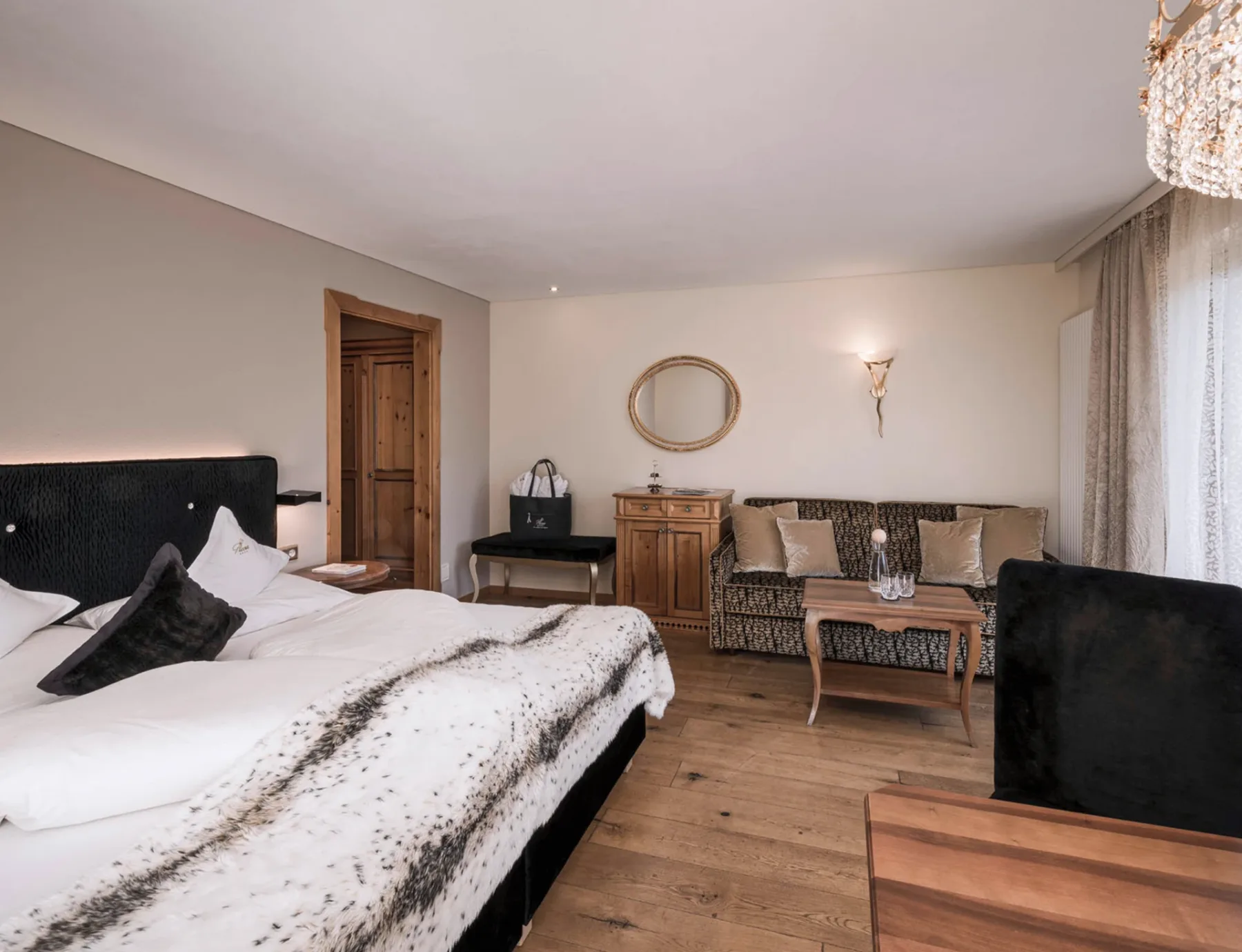 Suite Mountain Design room and seating area.