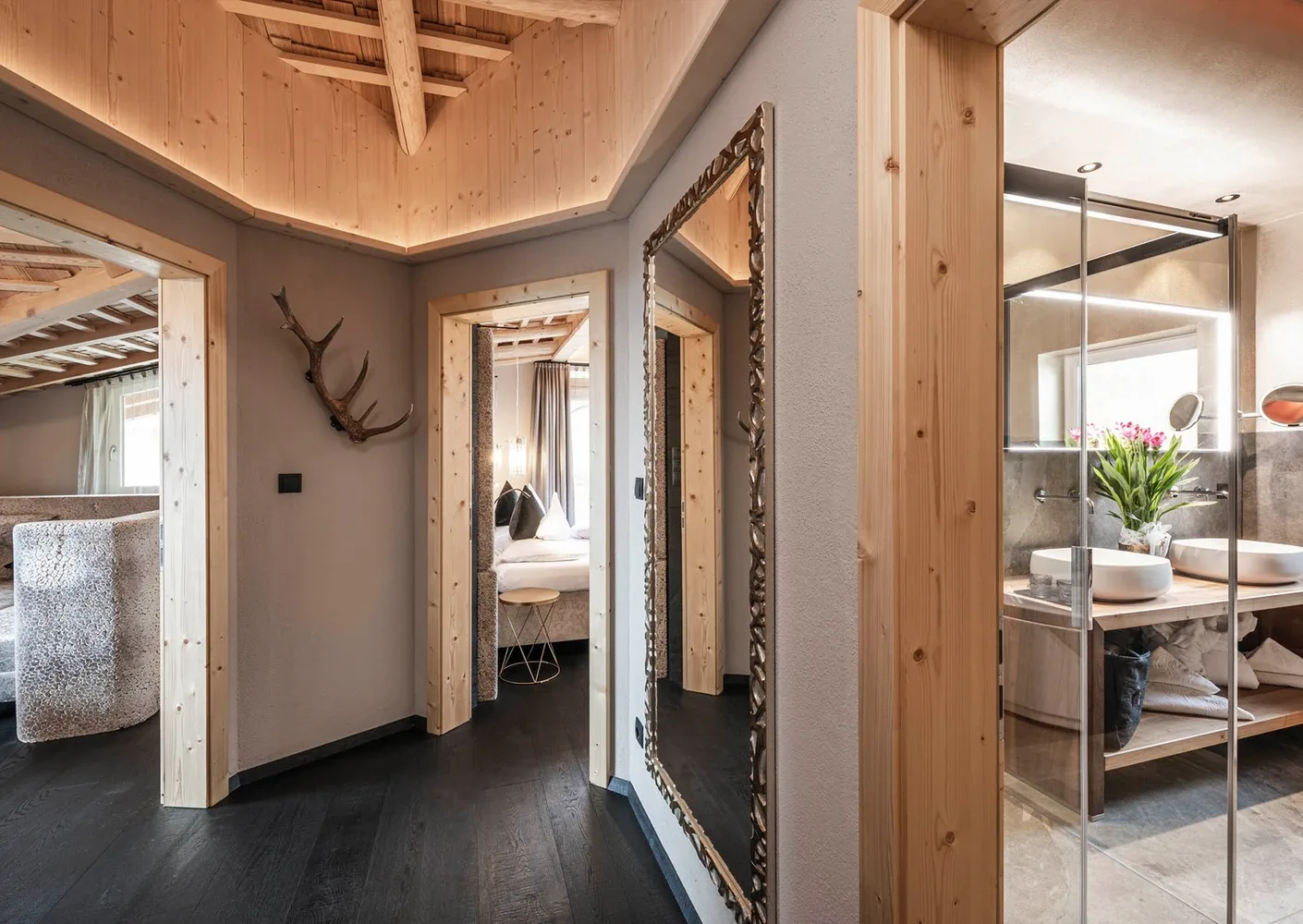Suite Alpine Lifestyle hallway and rooms.