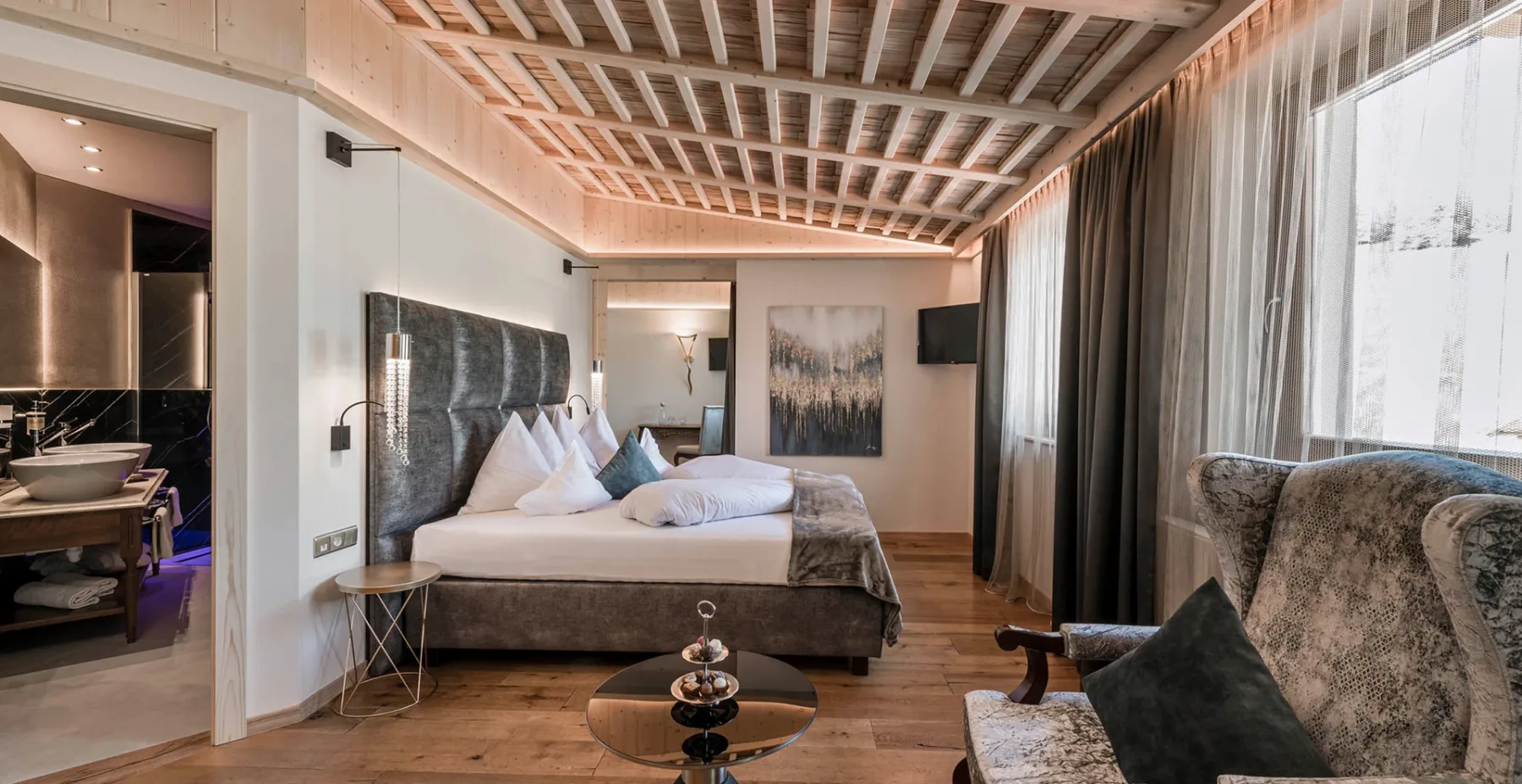Comfort Superior room with a double bed and adjacent bathroom.