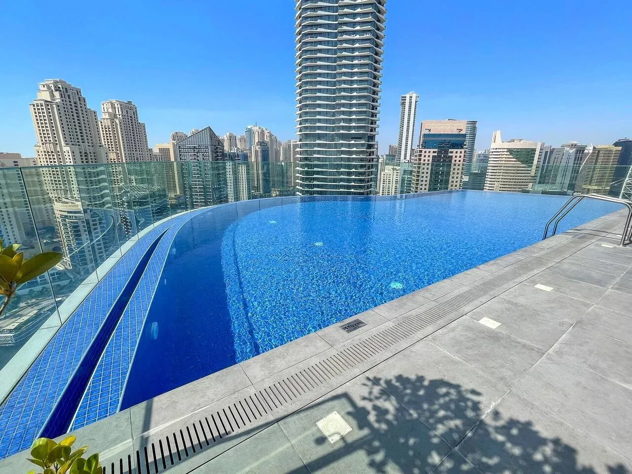 Una piscina en la azotea ofrece vistas de varios edificios altos.