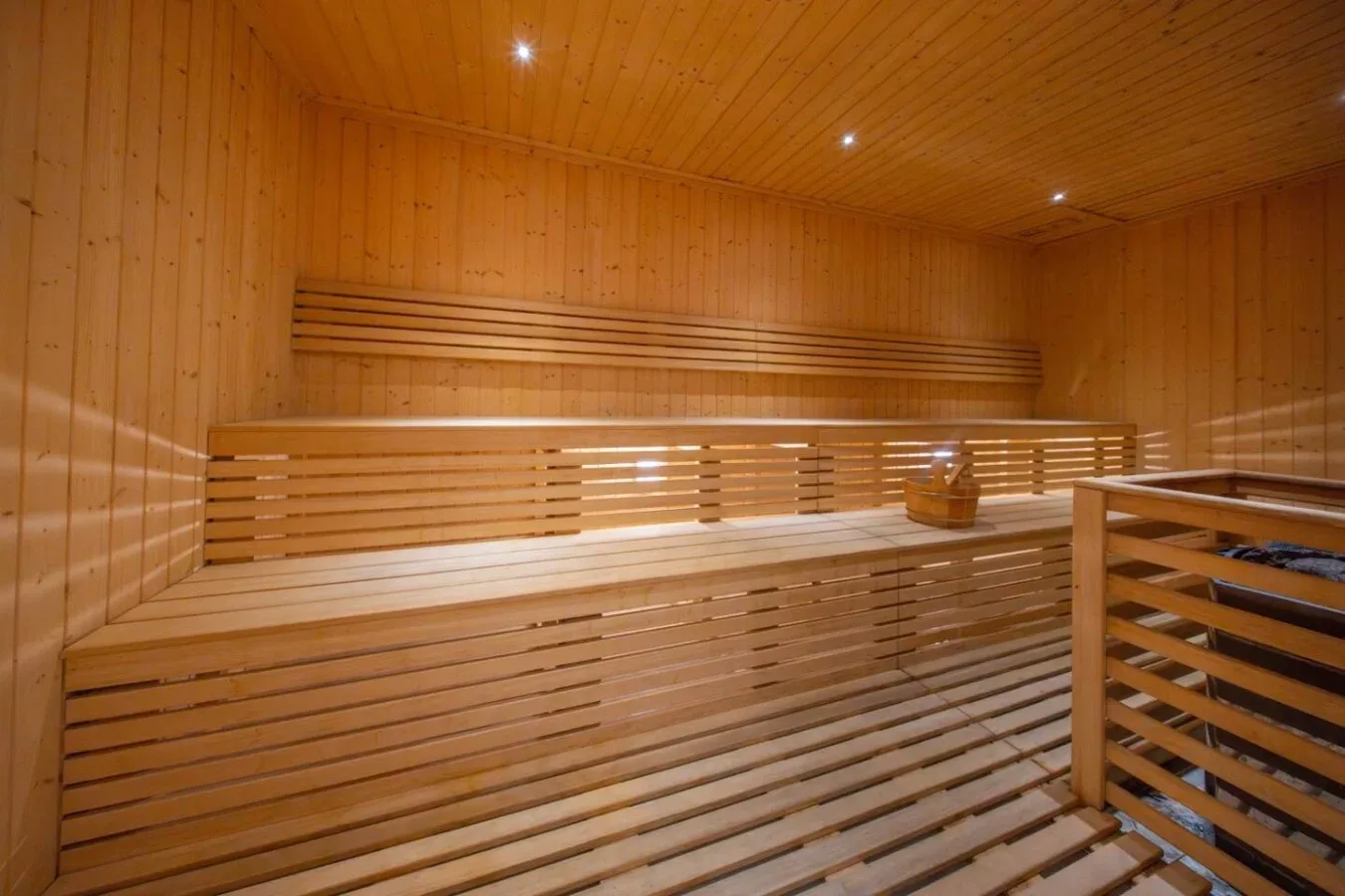 Una sauna revestida de madera con bancos escalonados.