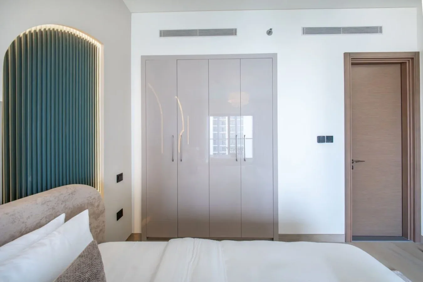 Un dormitorio con una cama y armarios empotrados.