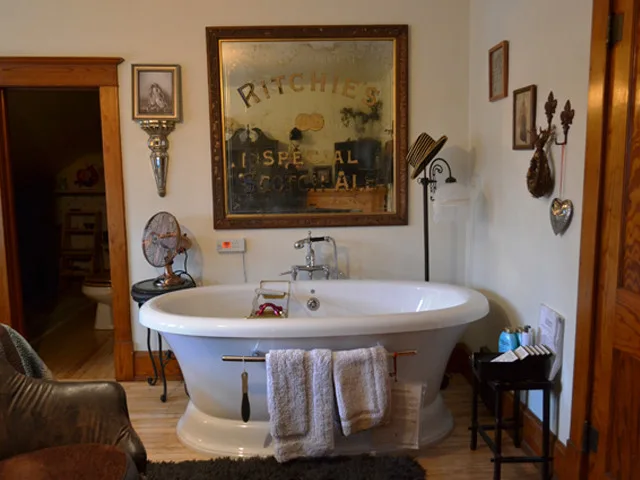 English Garden Suite tub