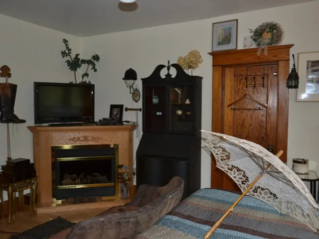 English Garden Suite fireplace