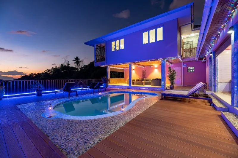 Piscina de noche con el atardecer