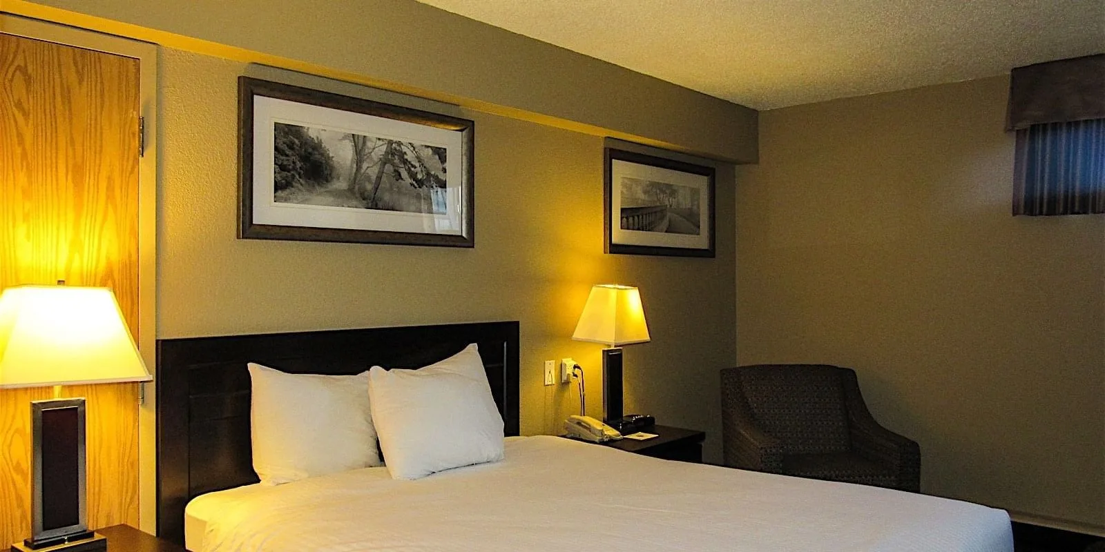 Deluxe queen kitchenette room