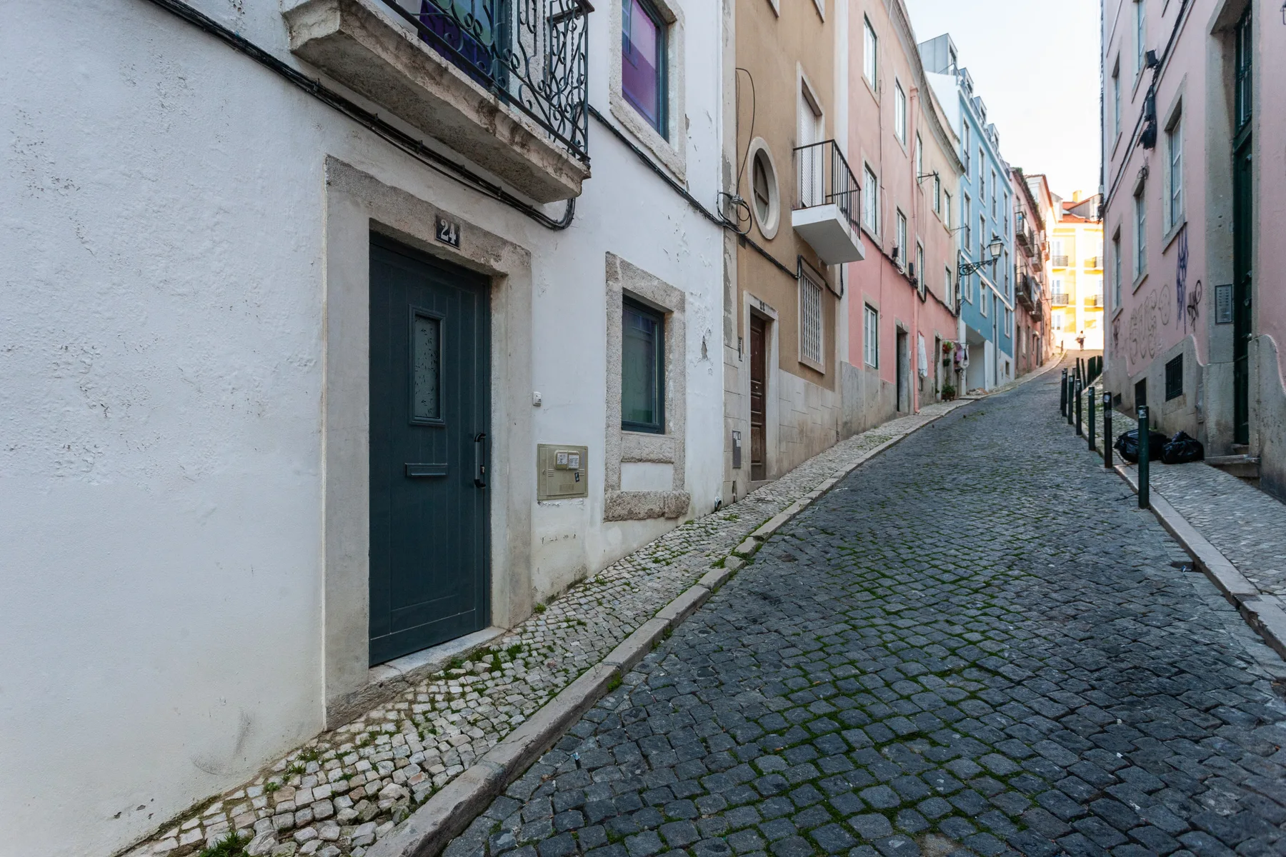 Una calle estrecha empedrada pasa entre edificios muy próximos.