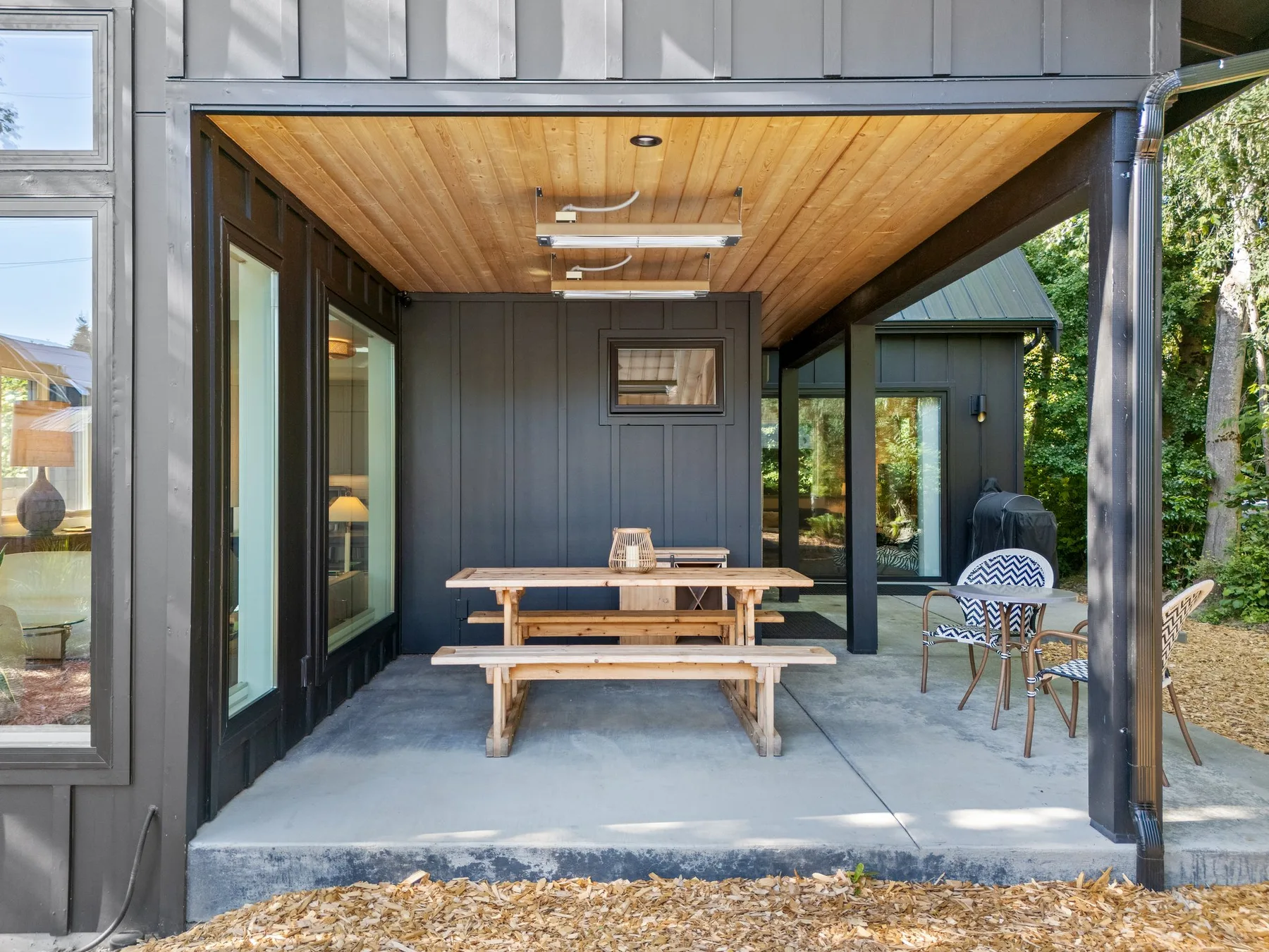 Un comedor exterior cubierto con una mesa de picnic y sillas.