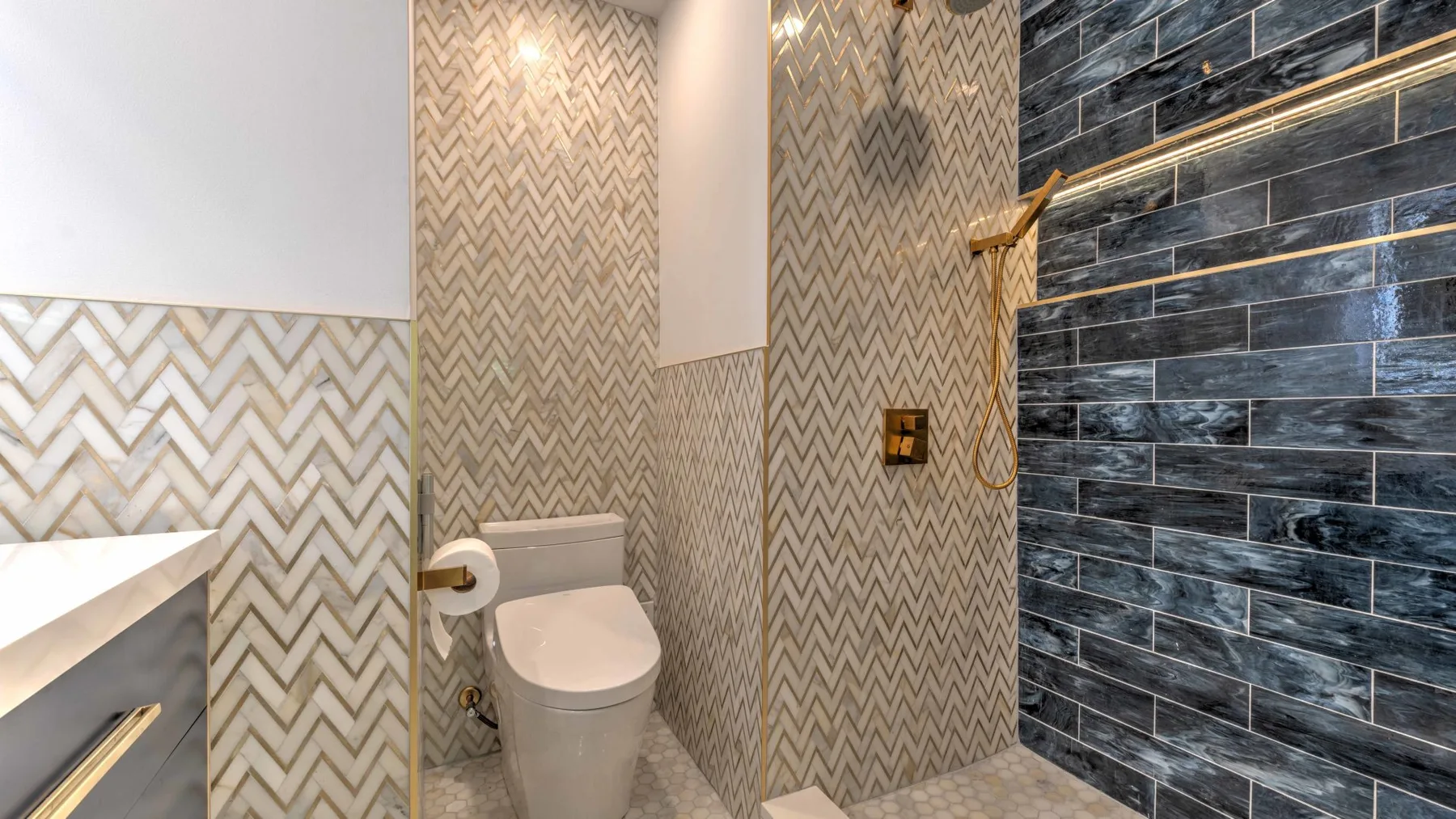 Un baño con un inodoro junto a una zona de ducha con azulejos.