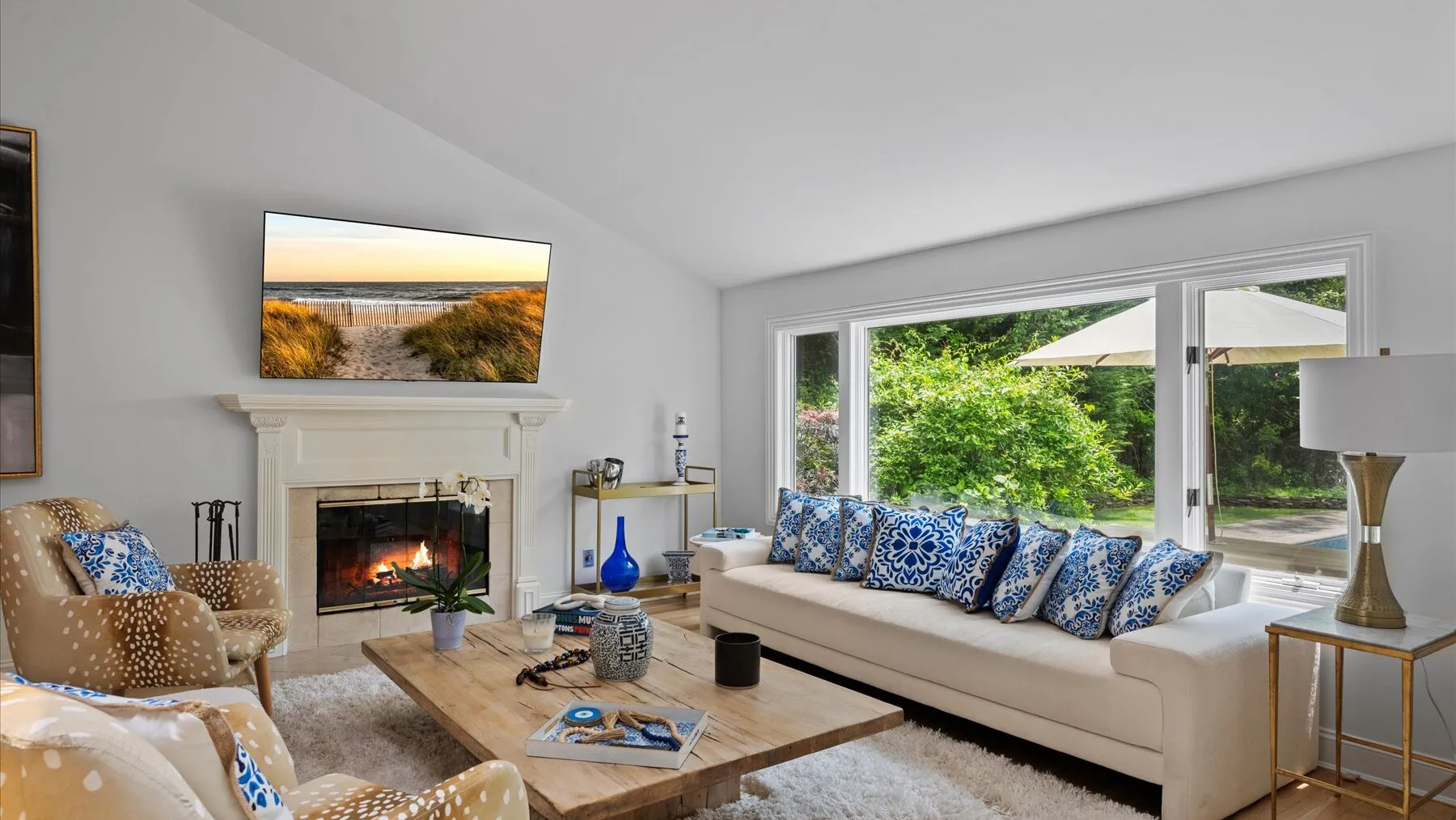 Una sala luminosa con asientos alrededor de una chimenea y una mesa de centro.