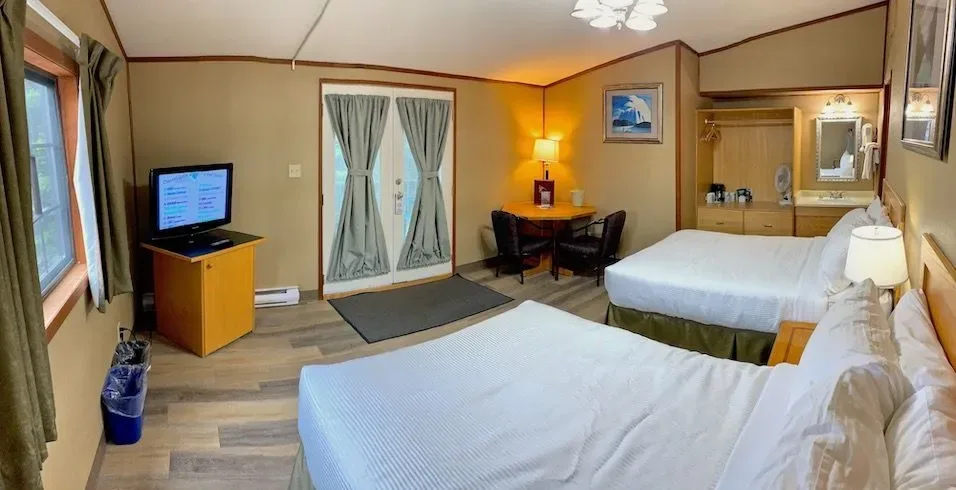 Rocky Mountain Double room with two beds, TV and table.