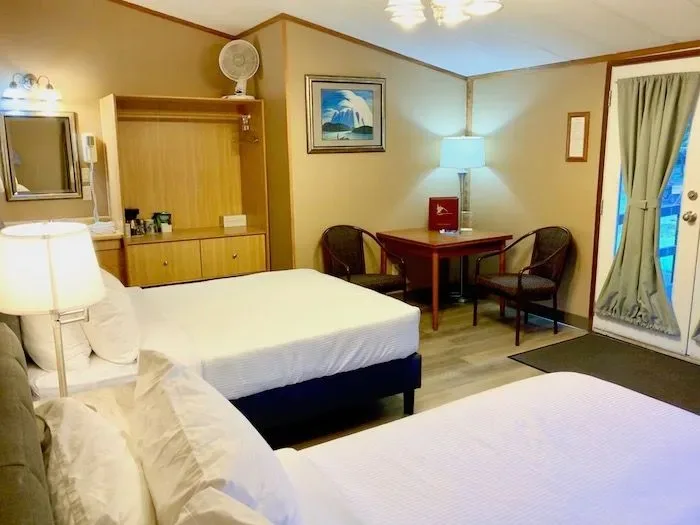 Rocky Mountain Double room with two beds and a table.
