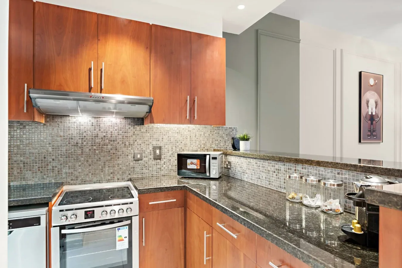 Una cocina moderna con gabinetes de madera y un salpicadero de azulejos.