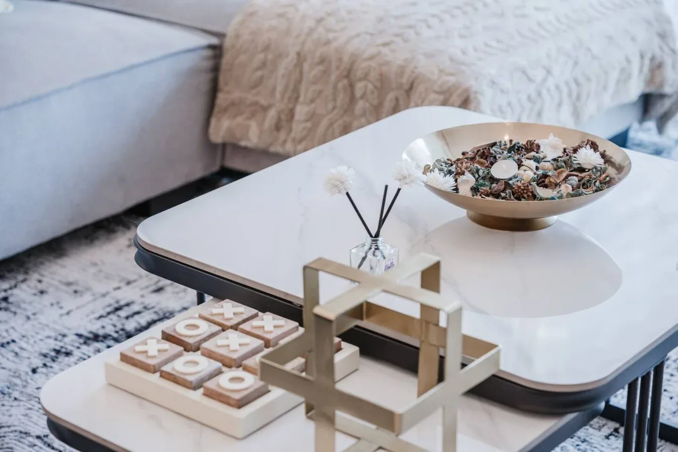 Una zona de estar con una mesa de centro y un cuenco decorativo.