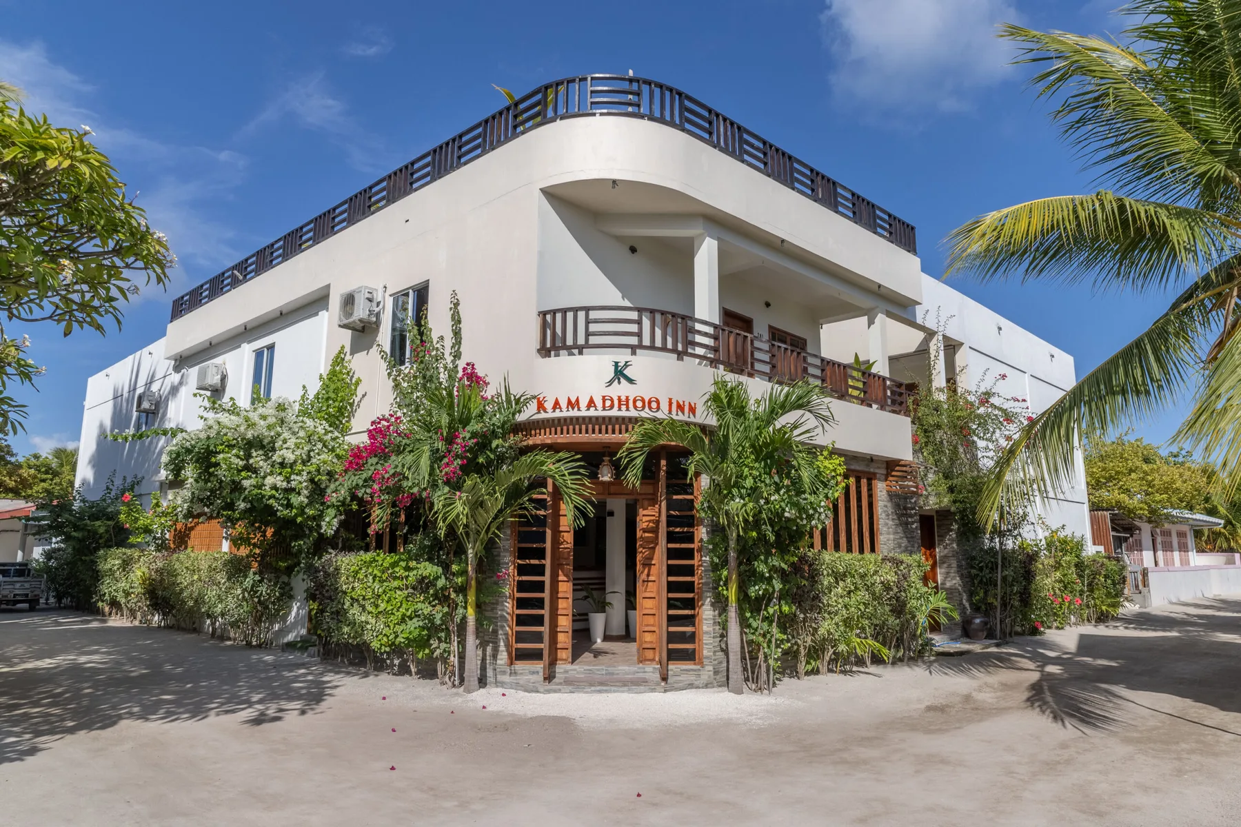 Kamadhoo Inn guesthouse exterior.