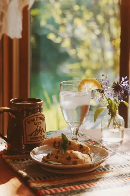 Scone de desayuno y agua con limón