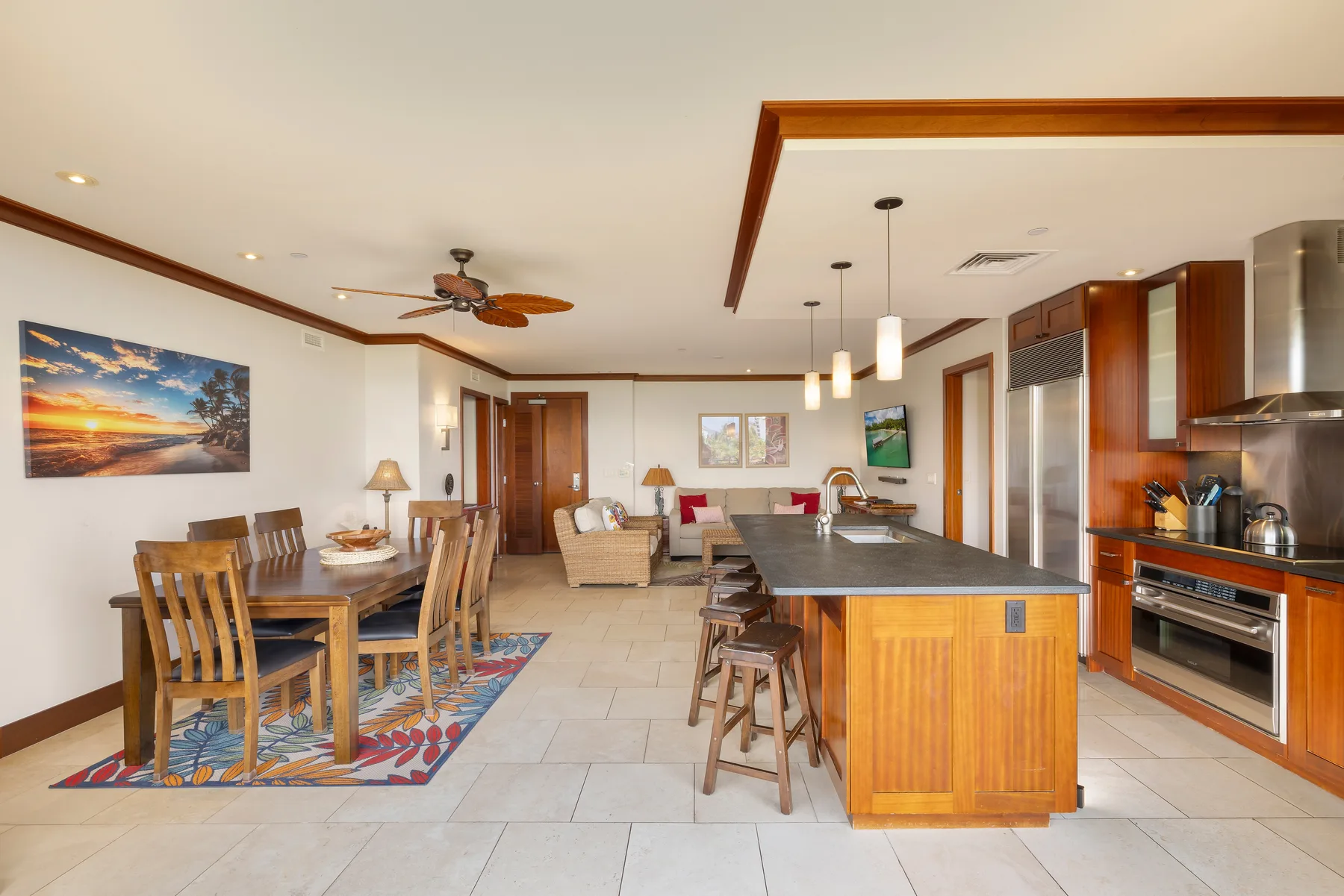 Cocina y comedor de concepto abierto con una isla de madera y una mesa.