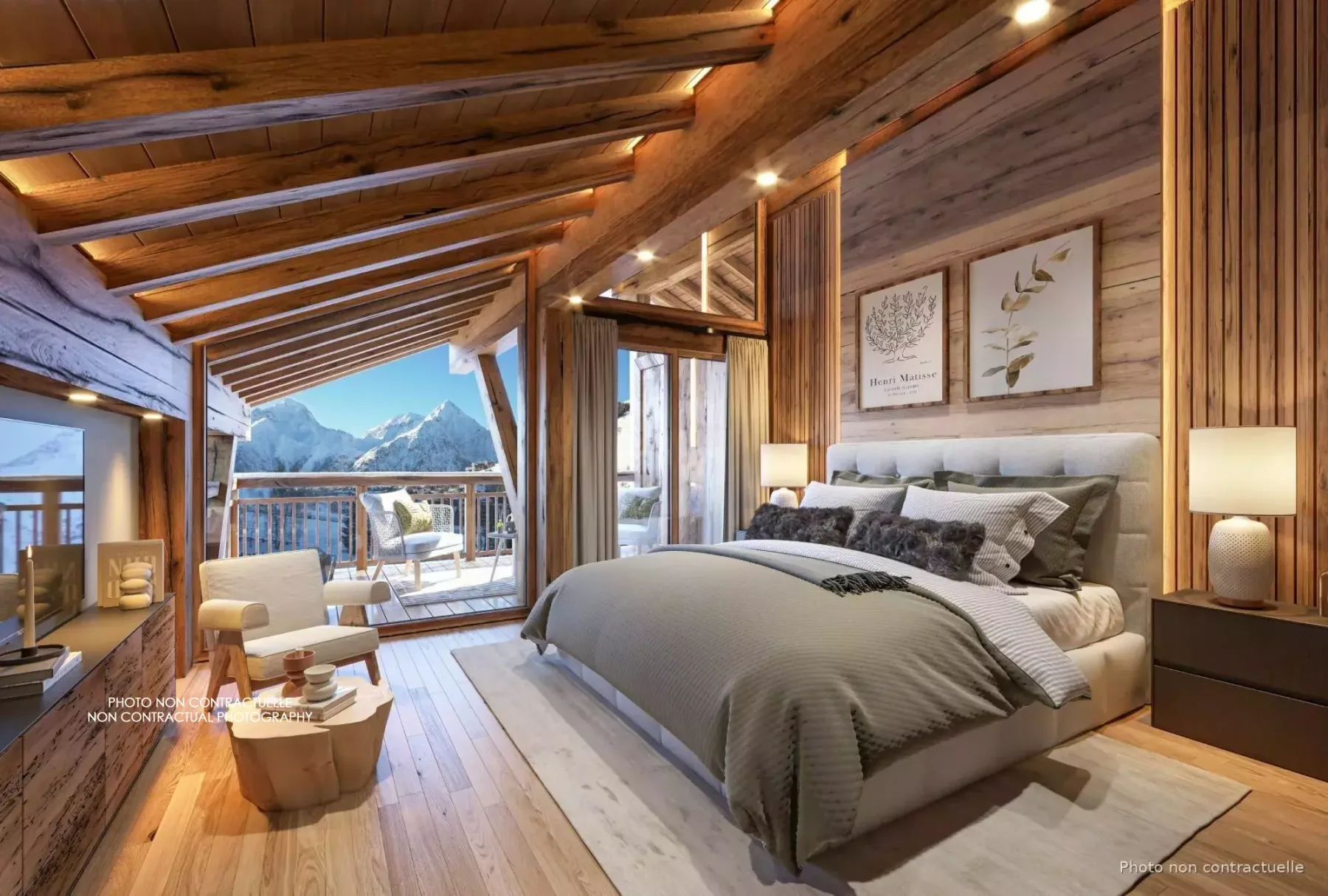 Dormitorio revestido de madera, con una cama y asientos junto a una ventana con vistas a las montañas.