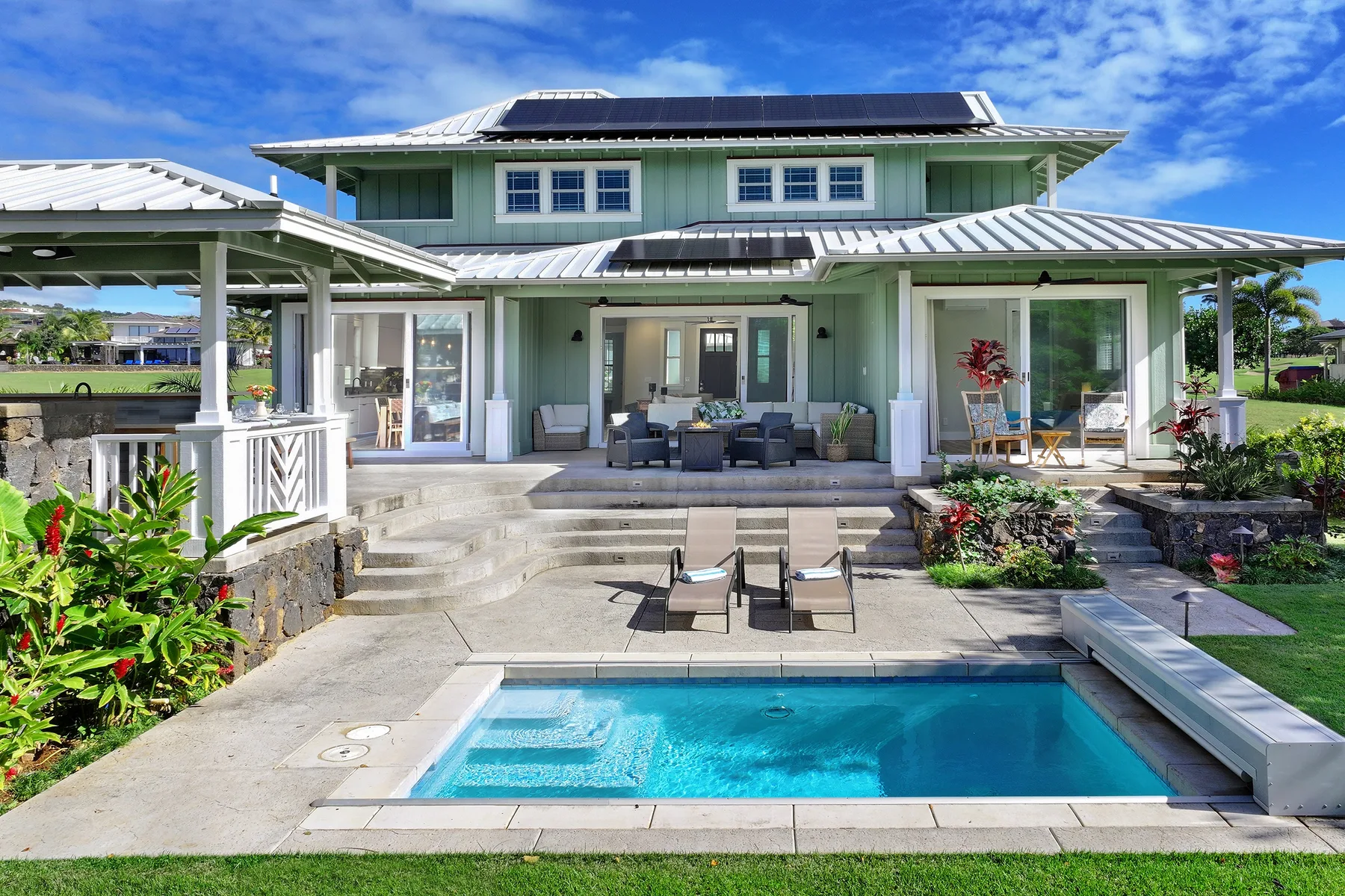Una casa moderna da a una piscina y un patio pavimentado.