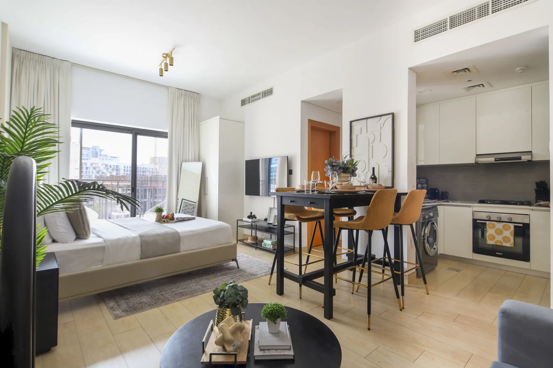 Estudio con cama, zona de comedor y cocina integrada.