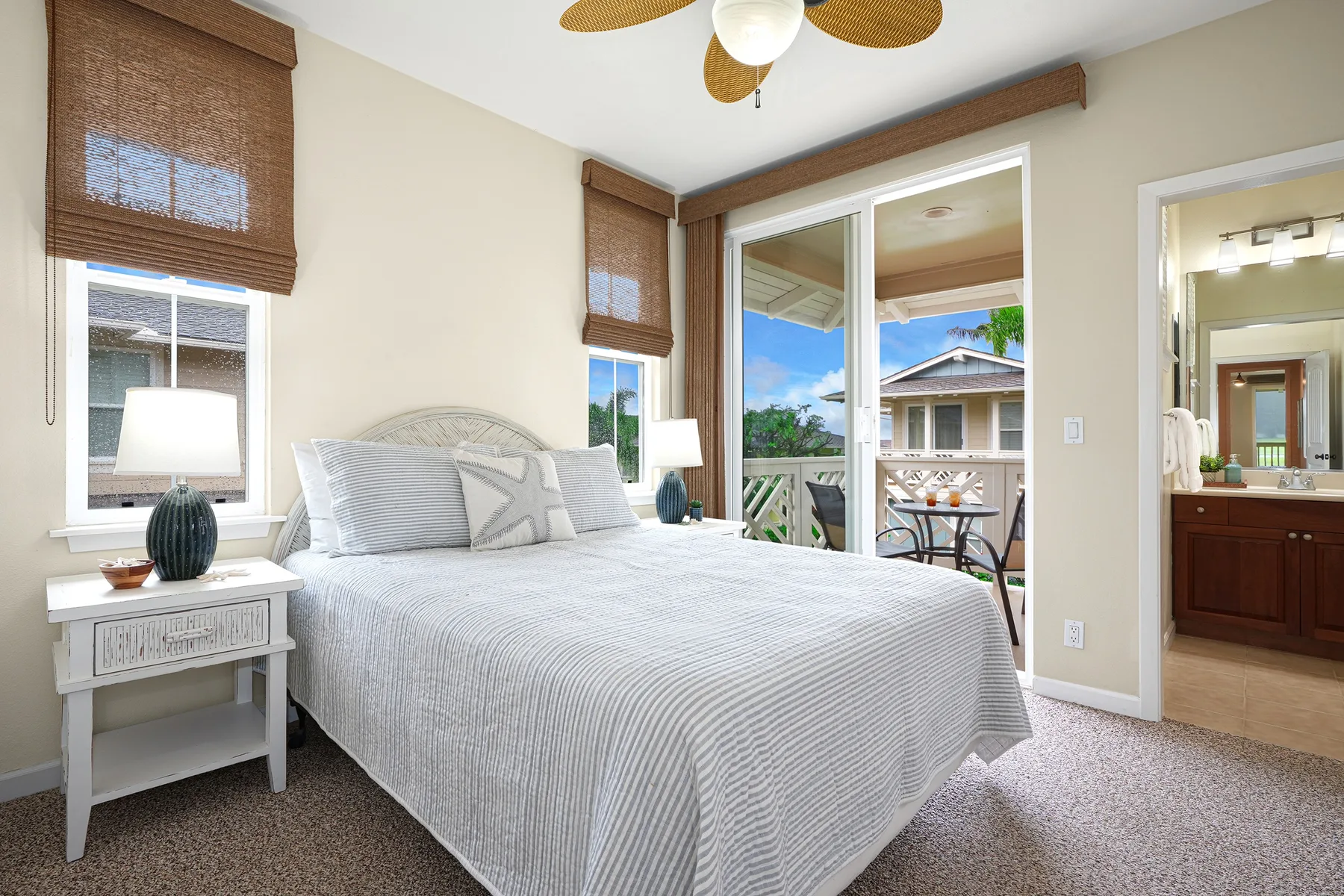 Un dormitorio luminoso con una cama arreglada y puertas corredizas de vidrio hacia un balcón.