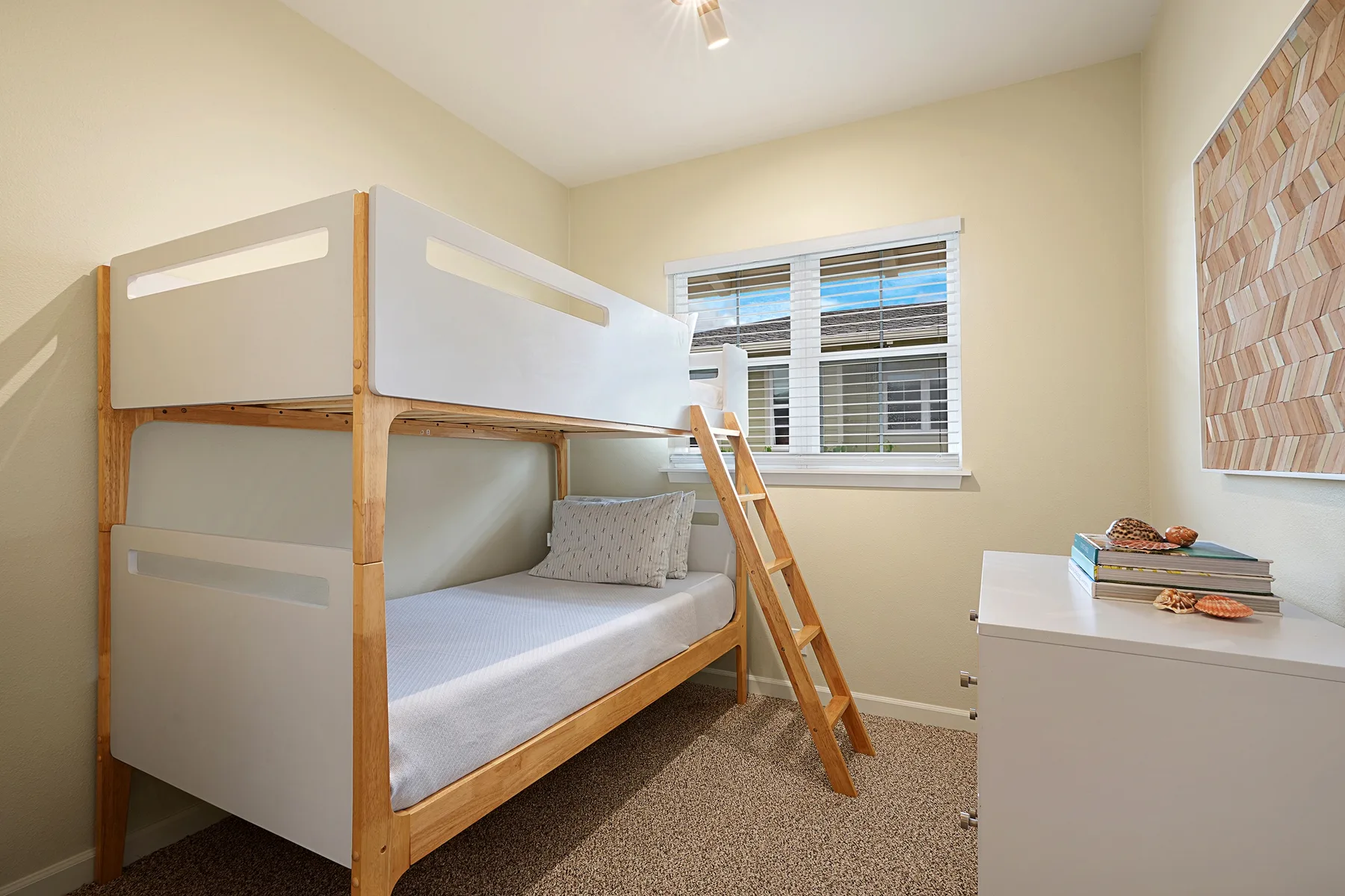 Un dormitorio con una litera de madera, una ventana y una cómoda.