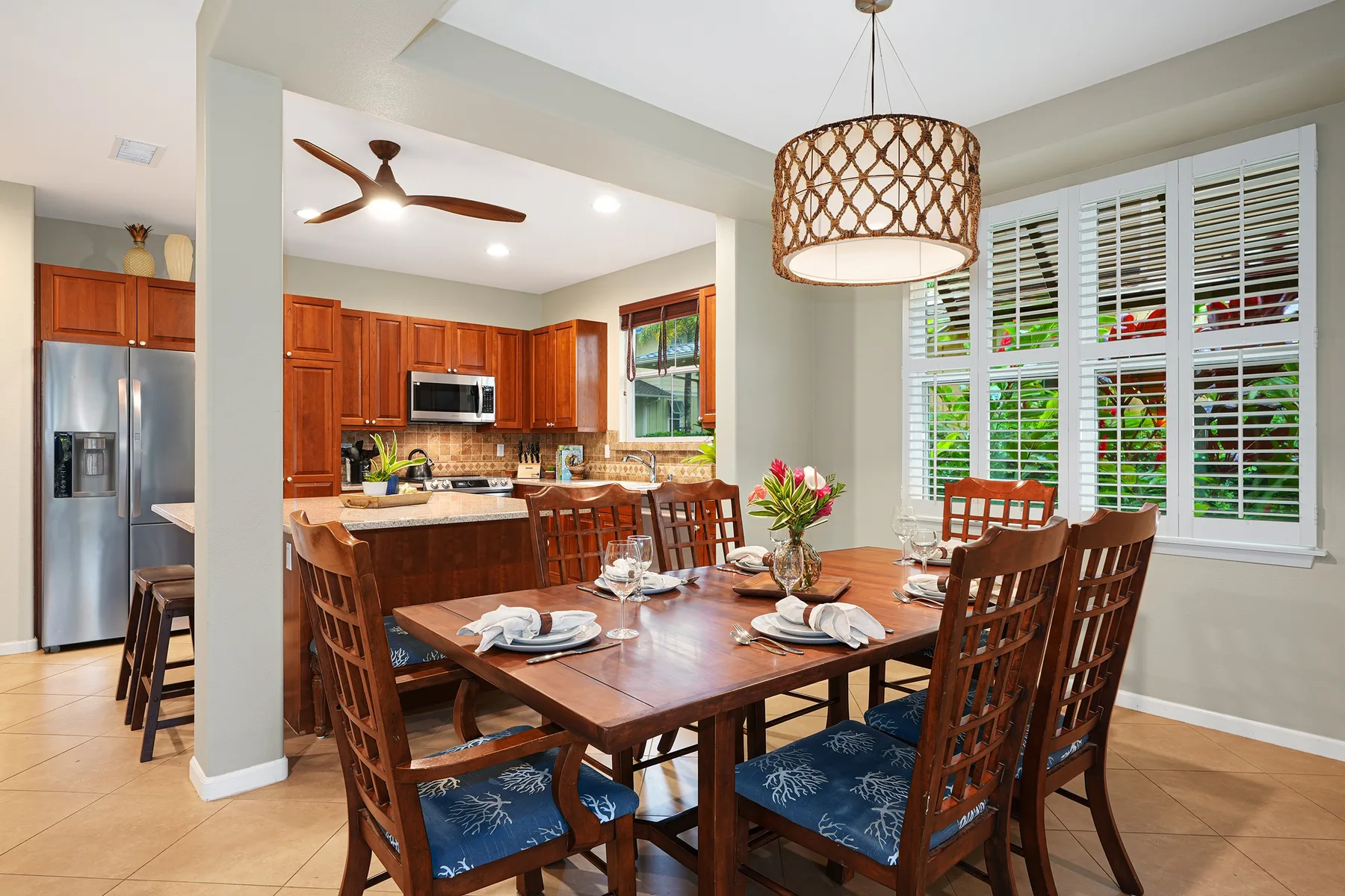 Comedor con una mesa de madera junto a una cocina abierta.