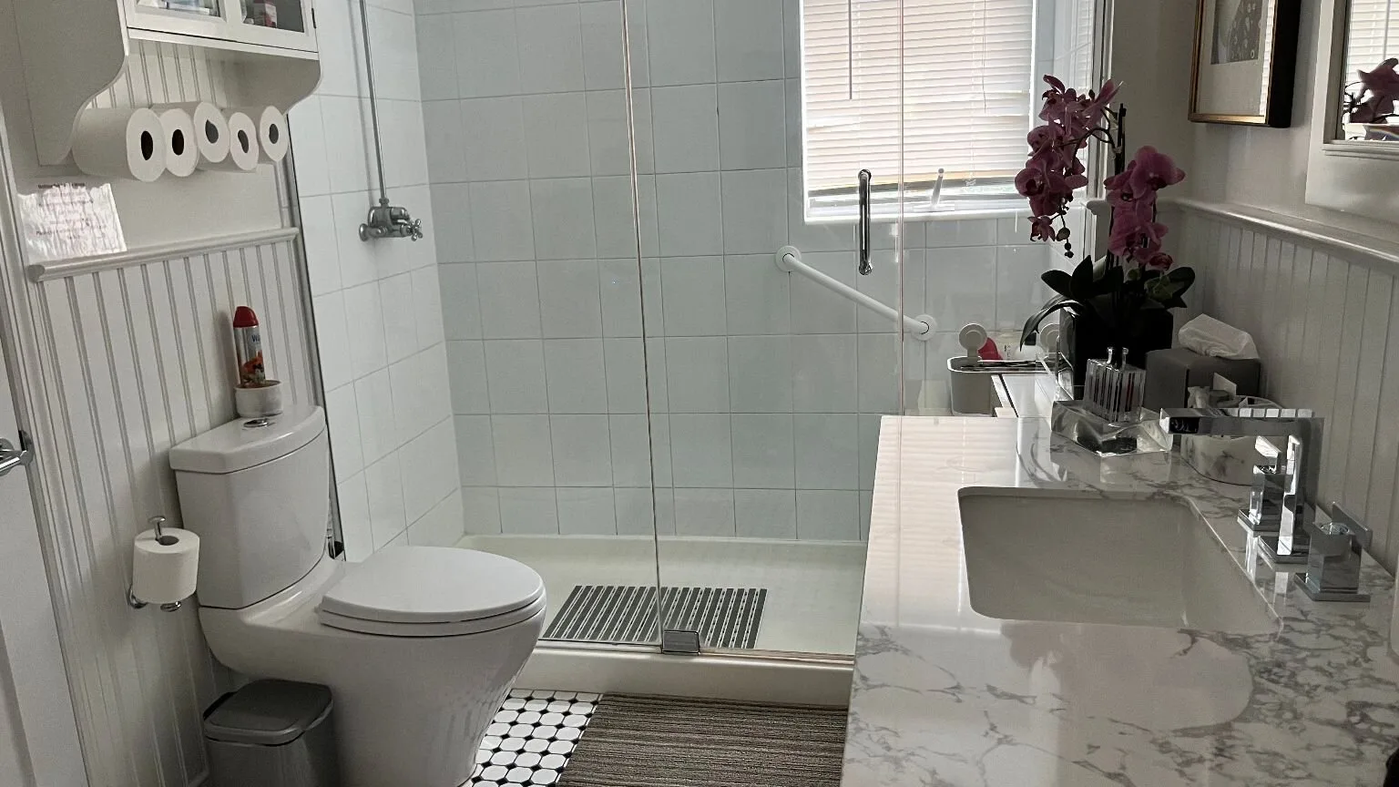 Un baño alicatado con bañera, inodoro y lavabo.