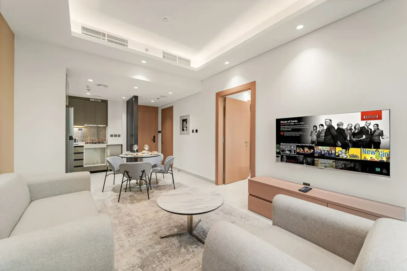 Una sala luminosa con asientos, una mesa de centro y un comedor.