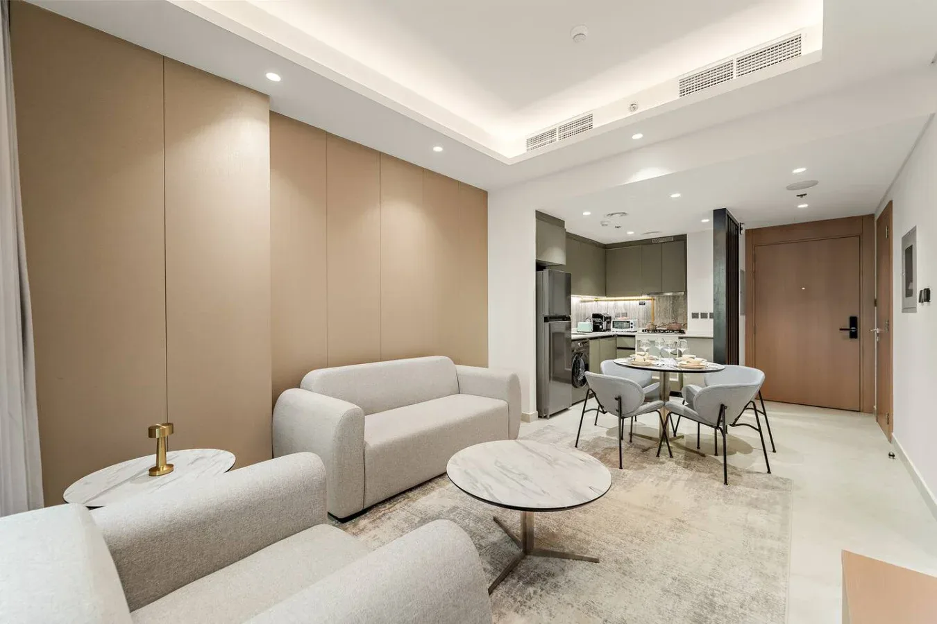 Una sala de estar moderna con asientos y una mesa de comedor junto a la cocina.