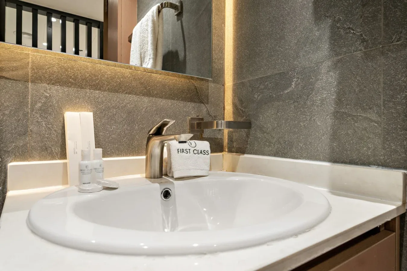 Un lavabo de baño con una poza blanca y un grifo cromado.