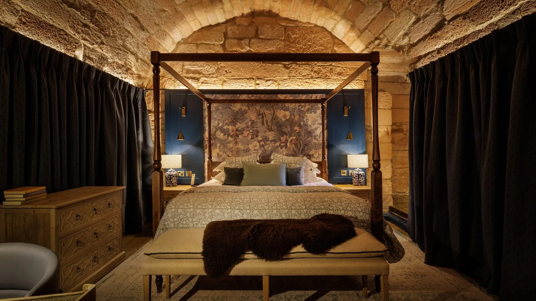 Castle Feature Room with Vaulted Well