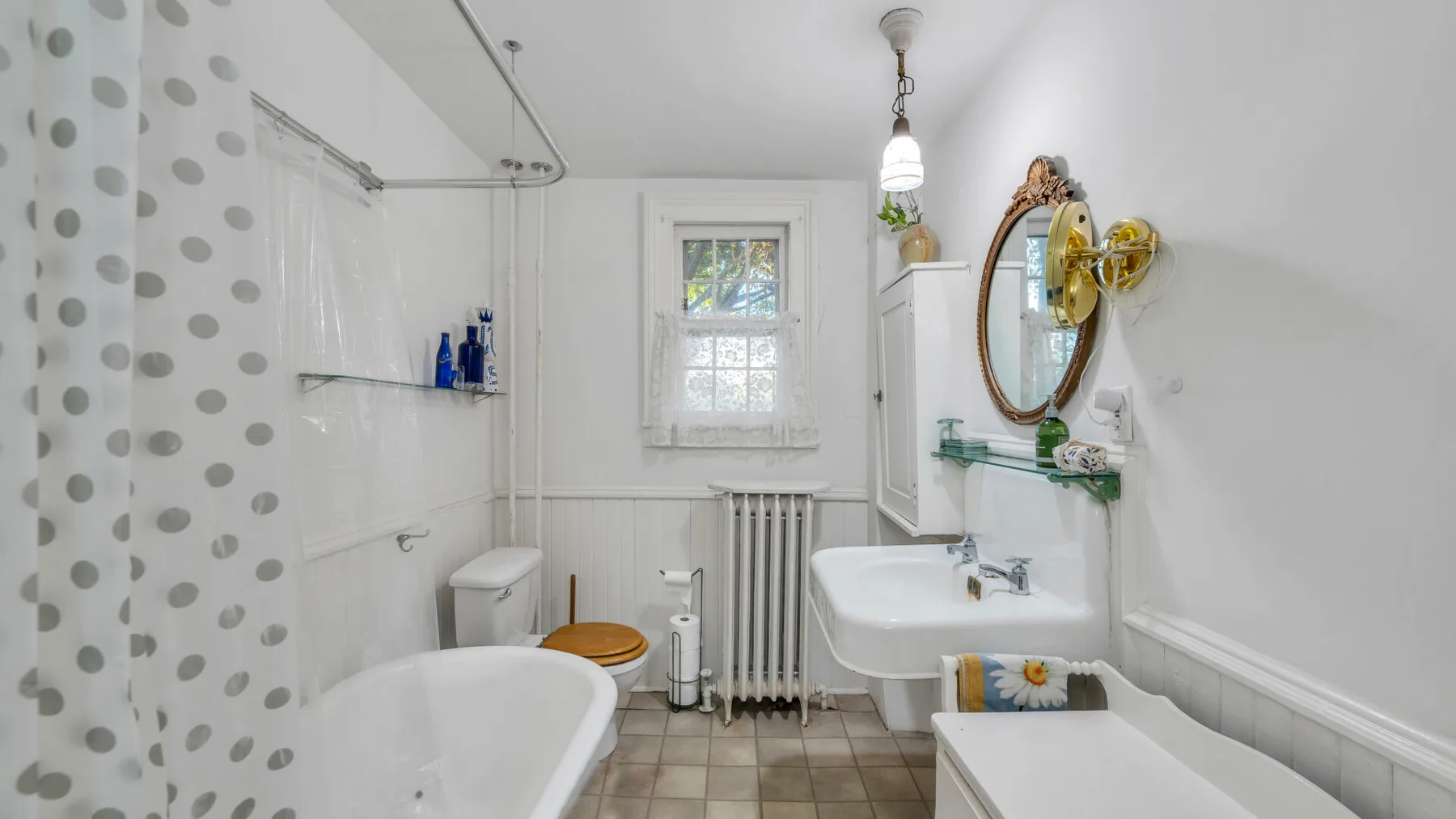 Un baño con bañera, cortina de ducha, lavabo y ventana.