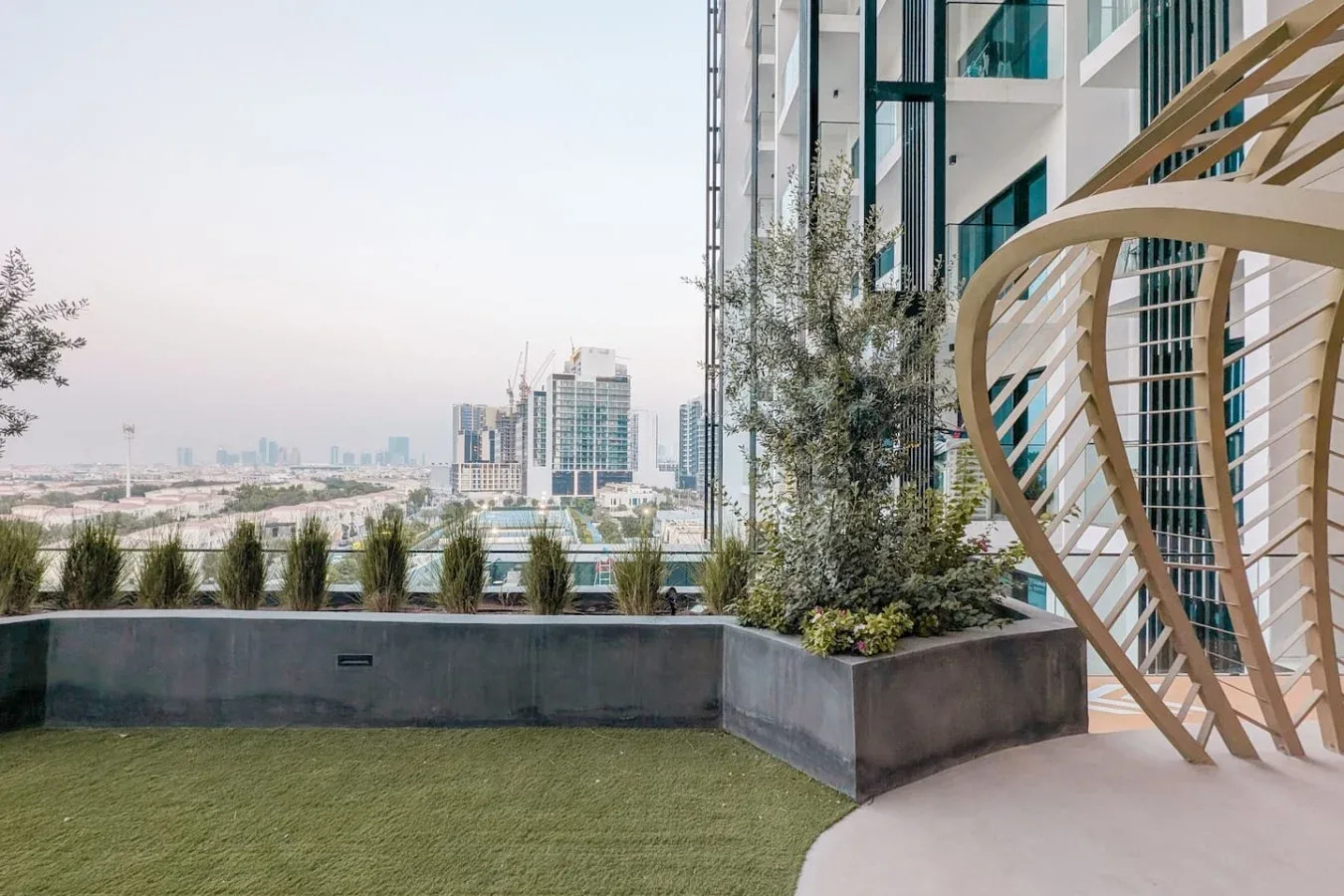 Una terraza ajardinada ofrece vistas de los edificios cercanos de la ciudad.