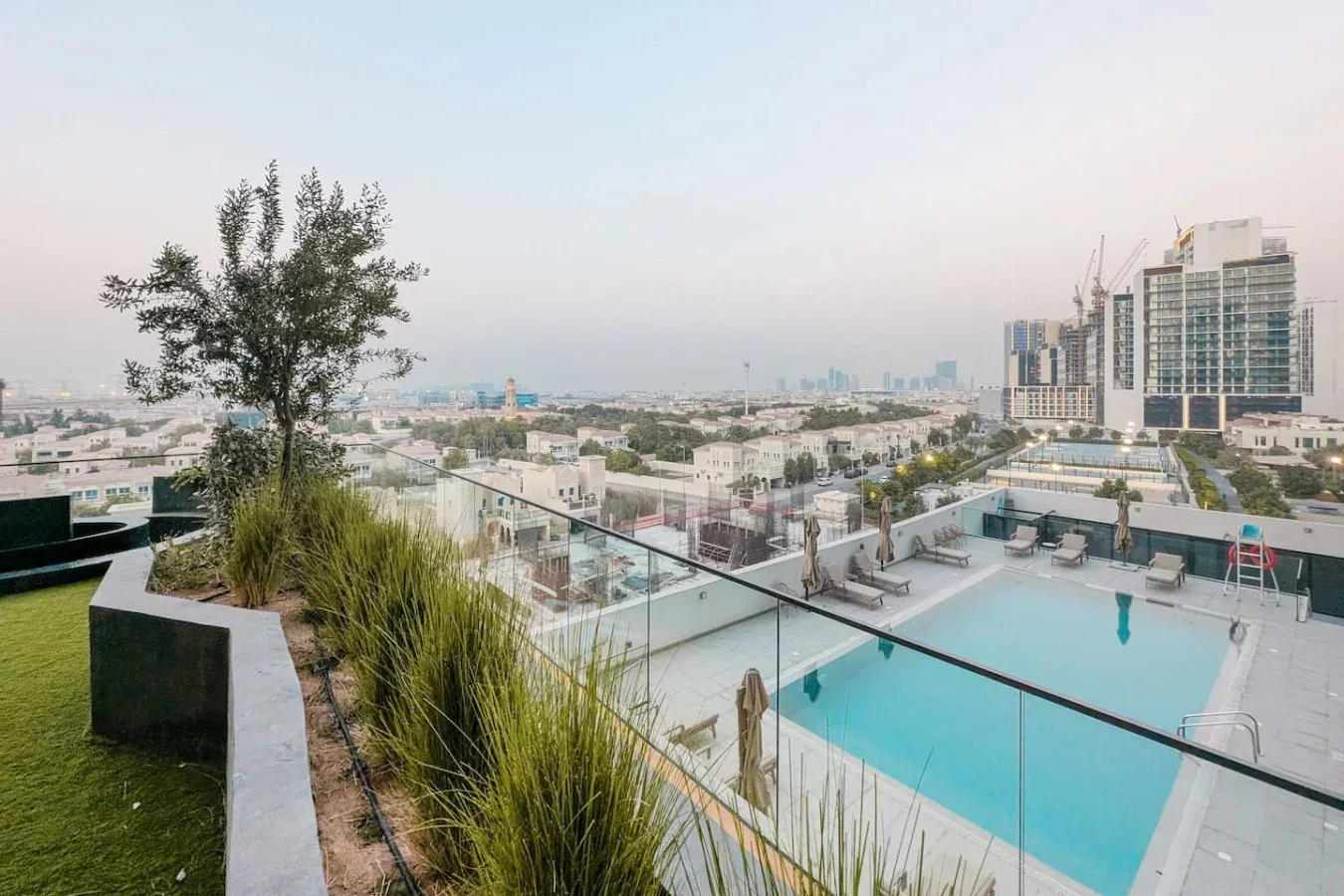 Una piscina en la azotea ofrece vistas de los edificios de la ciudad.