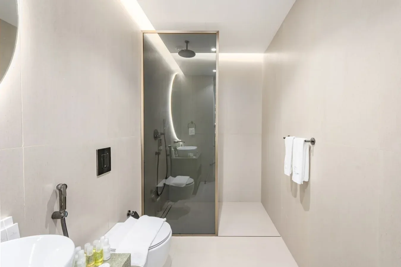 Un baño moderno con ducha de vidrio e inodoro.