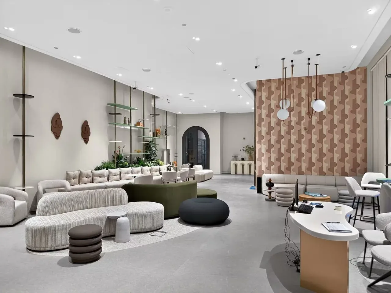 Una sala moderna con asientos curvos y una pared decorativa estampada.