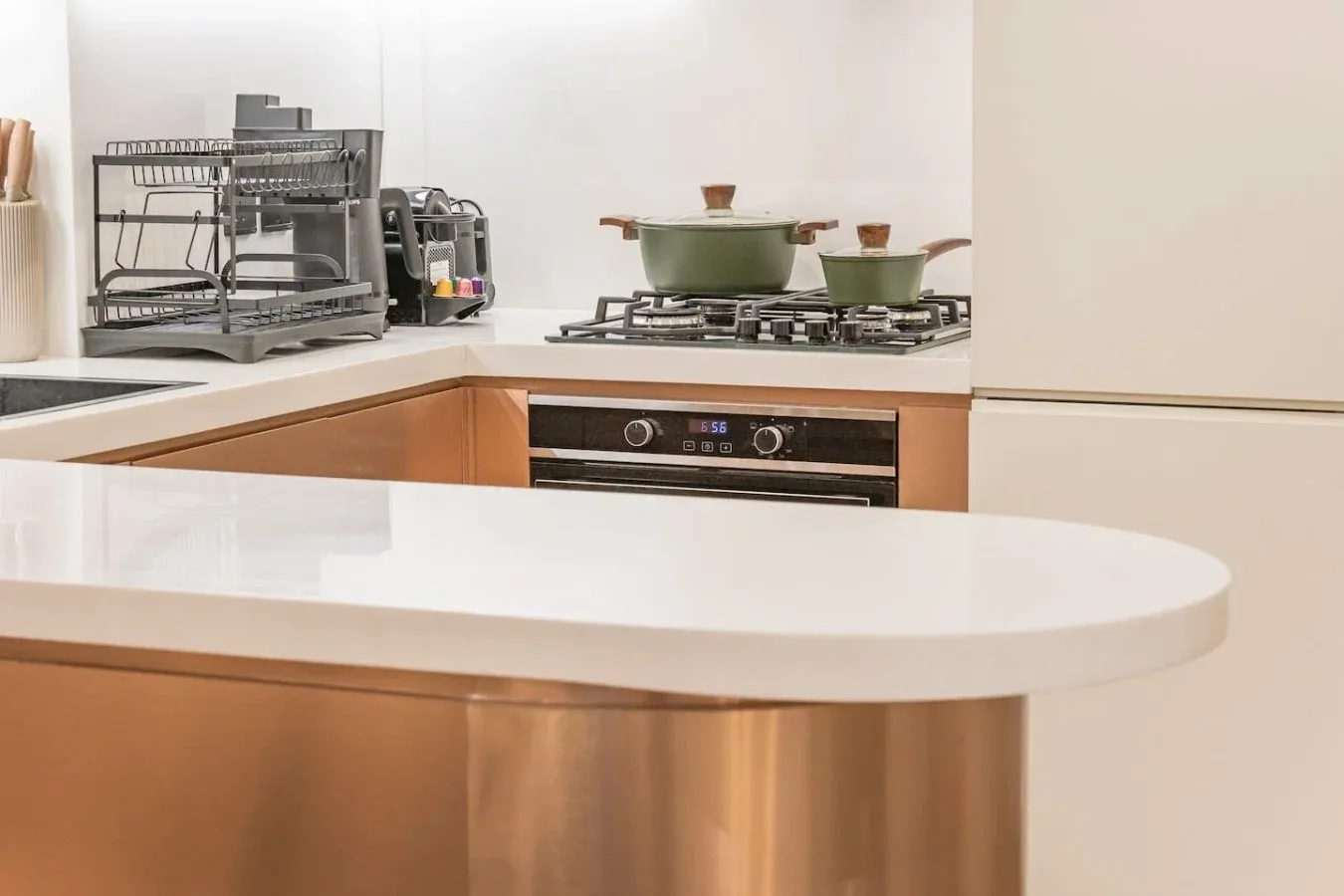 Una cocina con una encimera curva y una estufa.