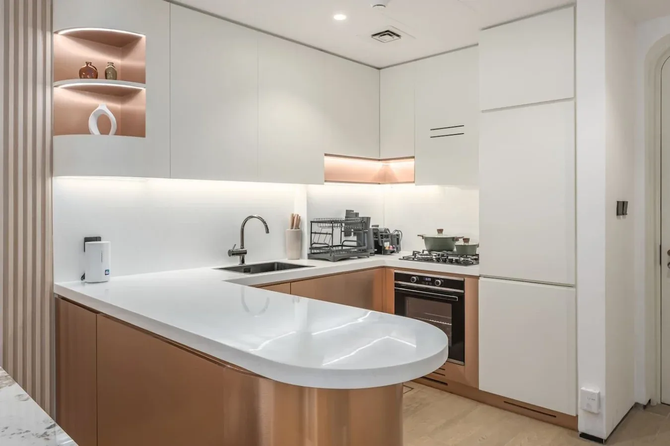 Una cocina moderna con una barra curva y electrodomésticos de cocina.