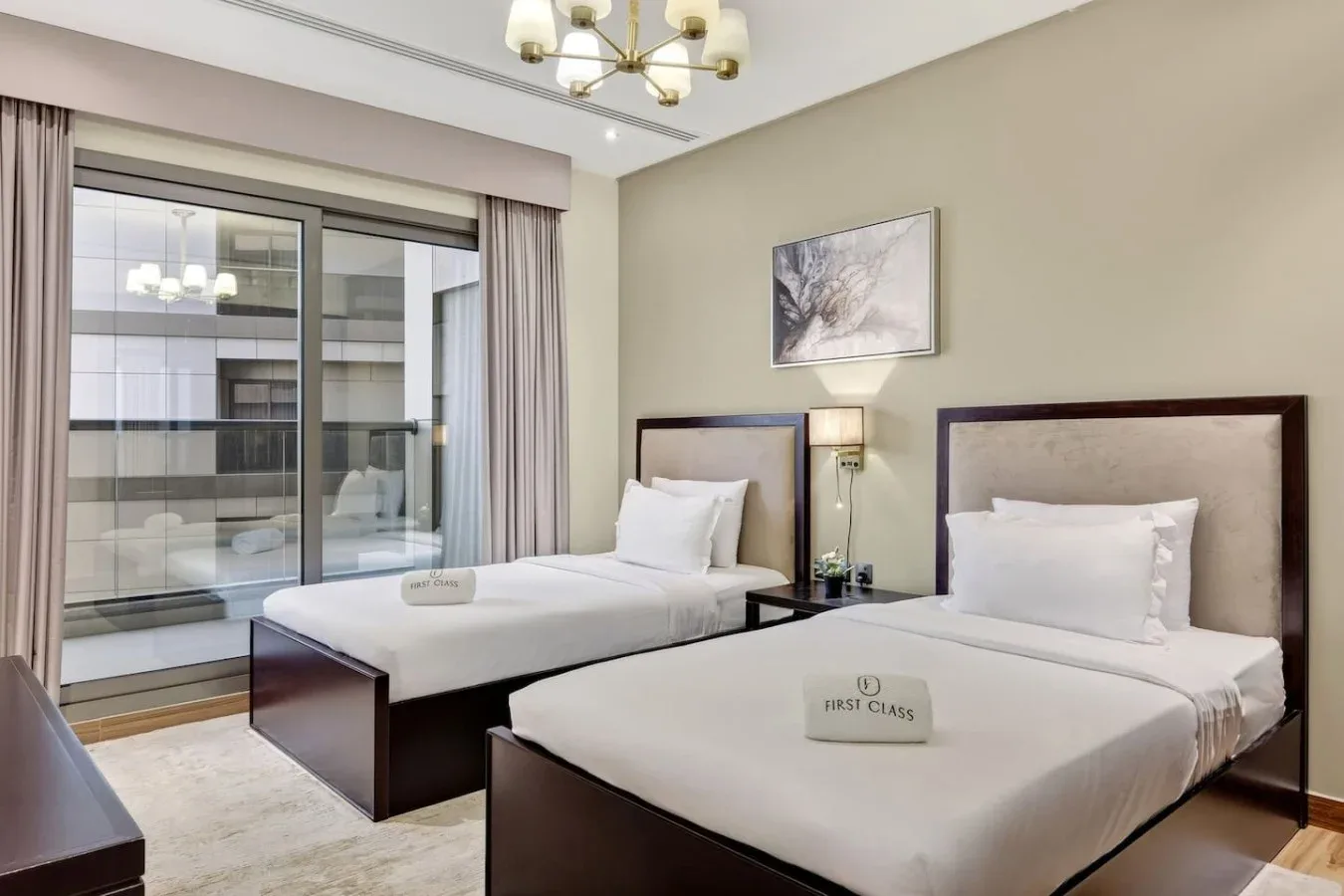 Un dormitorio con dos camas junto a una ventana grande.