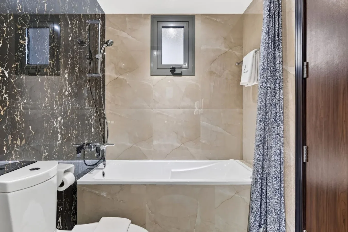 Un baño con bañera, ducha e inodoro.