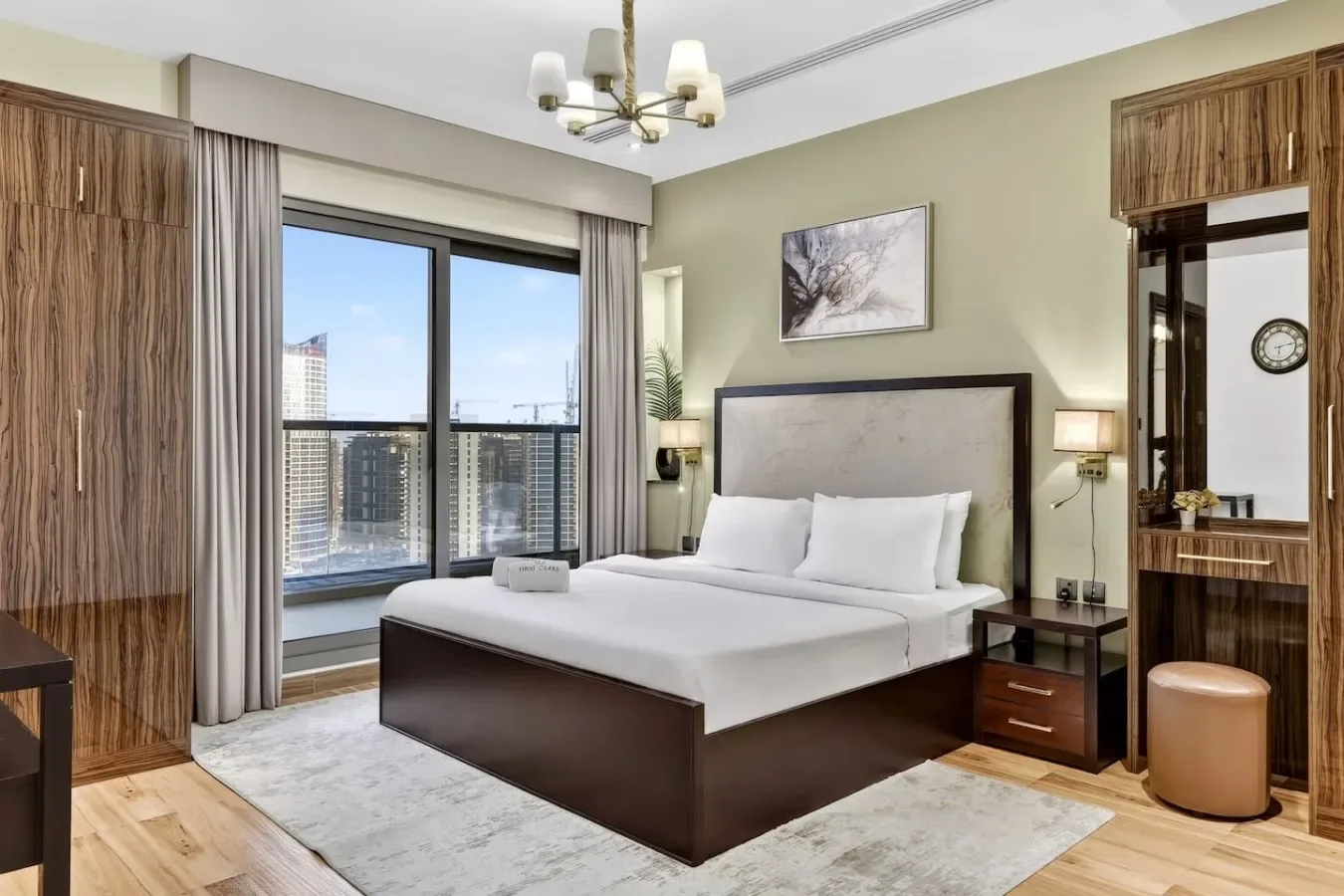 Un dormitorio con una cama grande junto a ventanas de piso a techo.