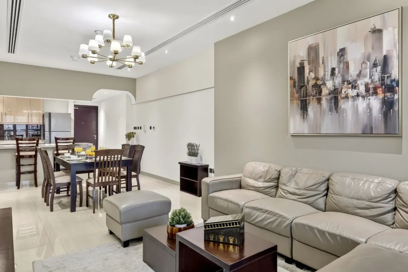 Sala de estar y comedor con asientos, una mesa de comedor y arte en la pared.