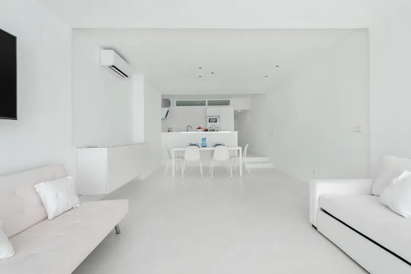 Una luminosa sala de estar y comedor con asientos y una mesa.