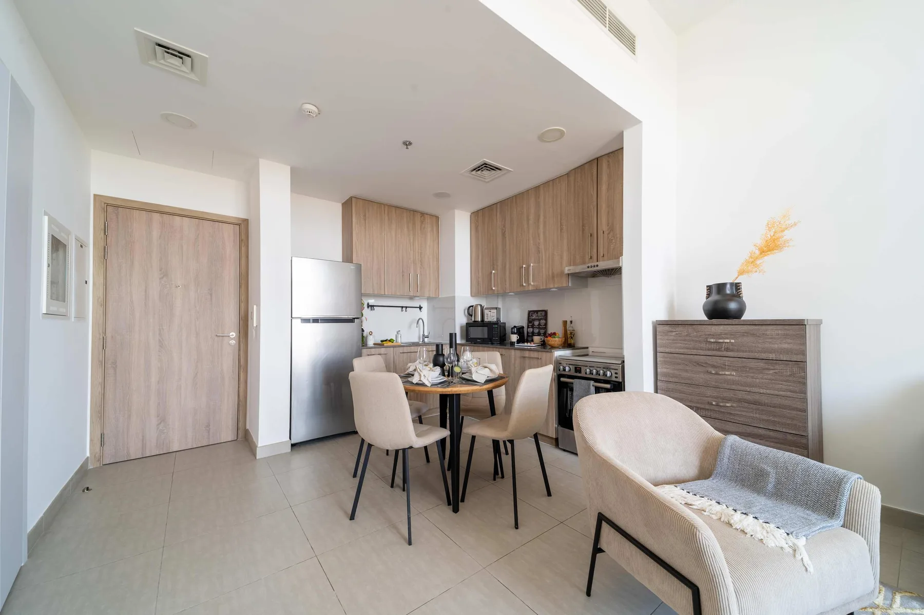 Una luminosa cocina abierta con comedor, mesa y asientos.