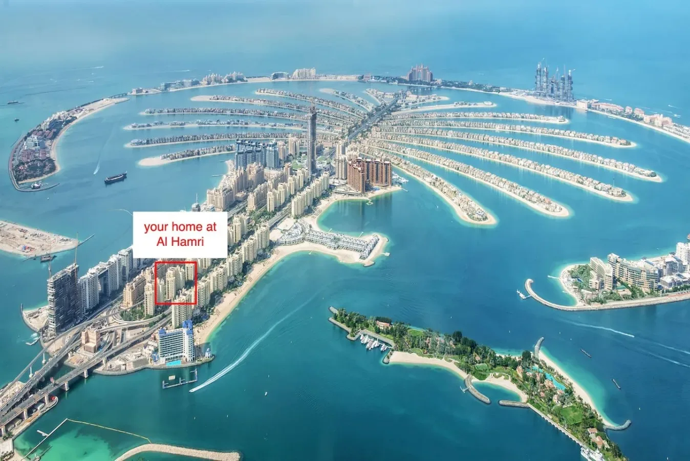 Vista aérea de una ciudad costera con islas artificiales curvas que se adentran en el mar.
