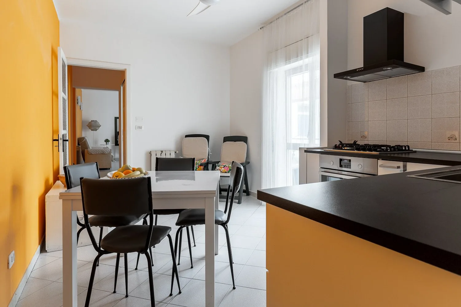 Comedor junto a la cocina, con una mesa y sillas.