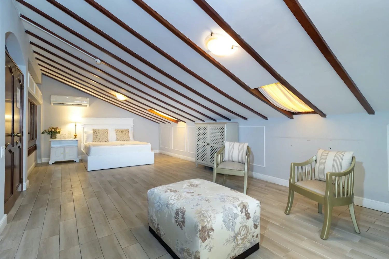 Matrimonial Superior, upper-floor room